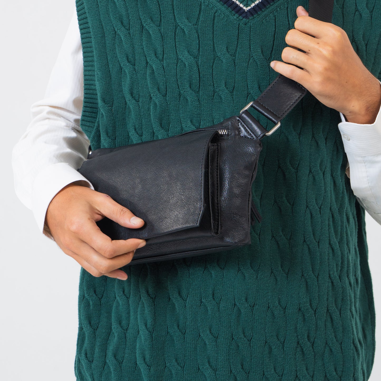 Tas Selempang Kulit - BLWB 8972 BL