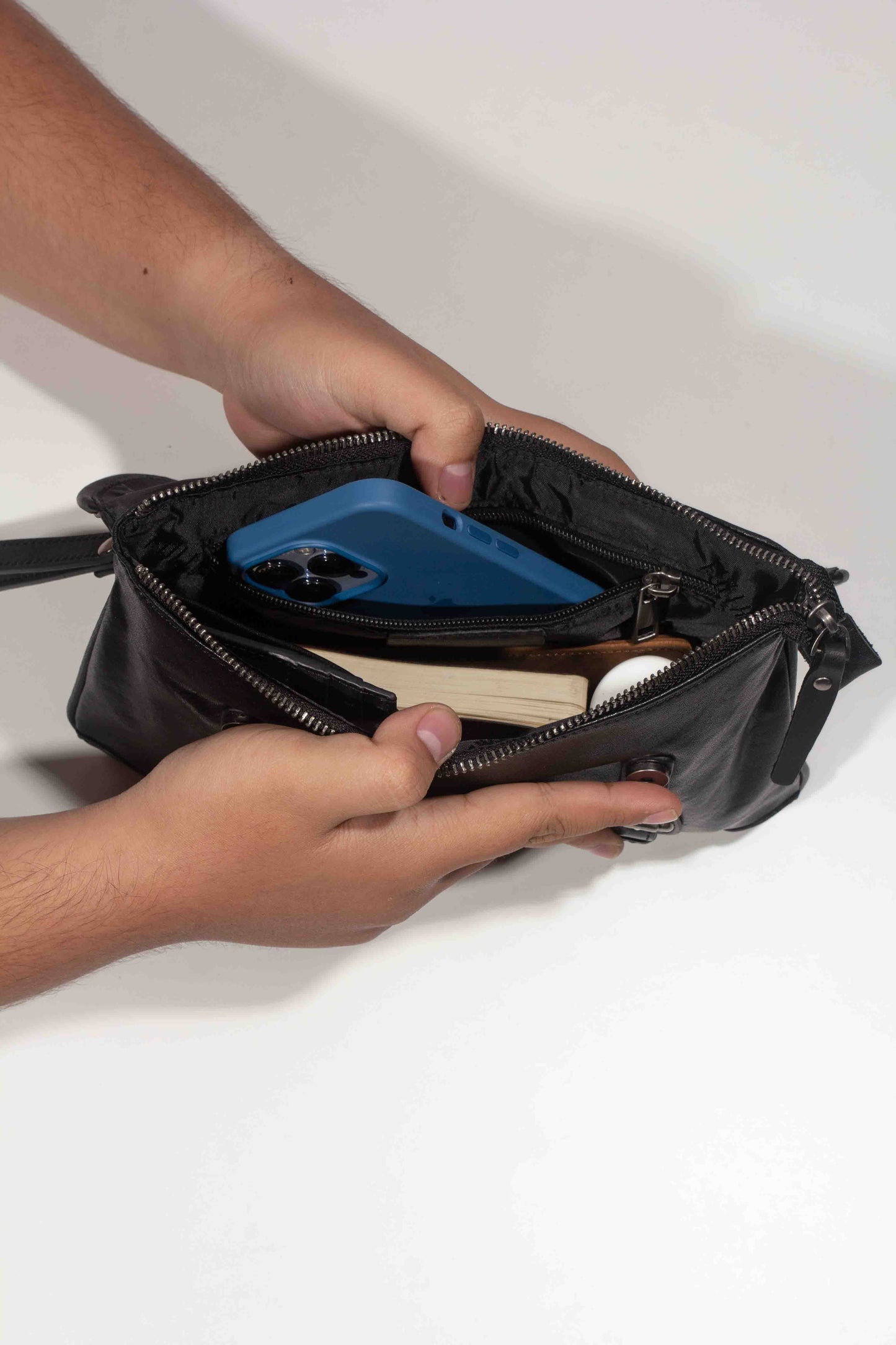 Tas Selempang Kulit - BLSP 8166 BL