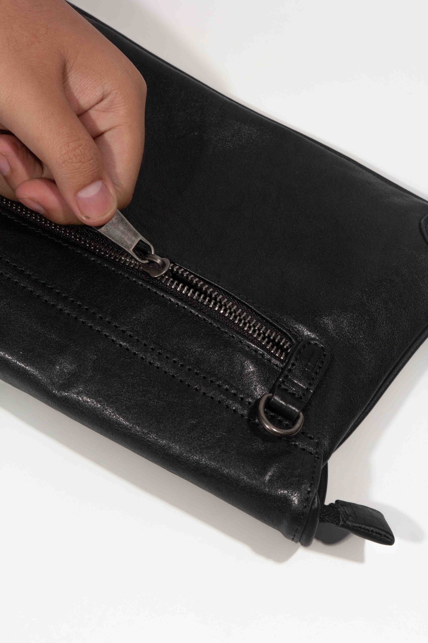 Tas Selempang Kulit - BLSP 8166 BL