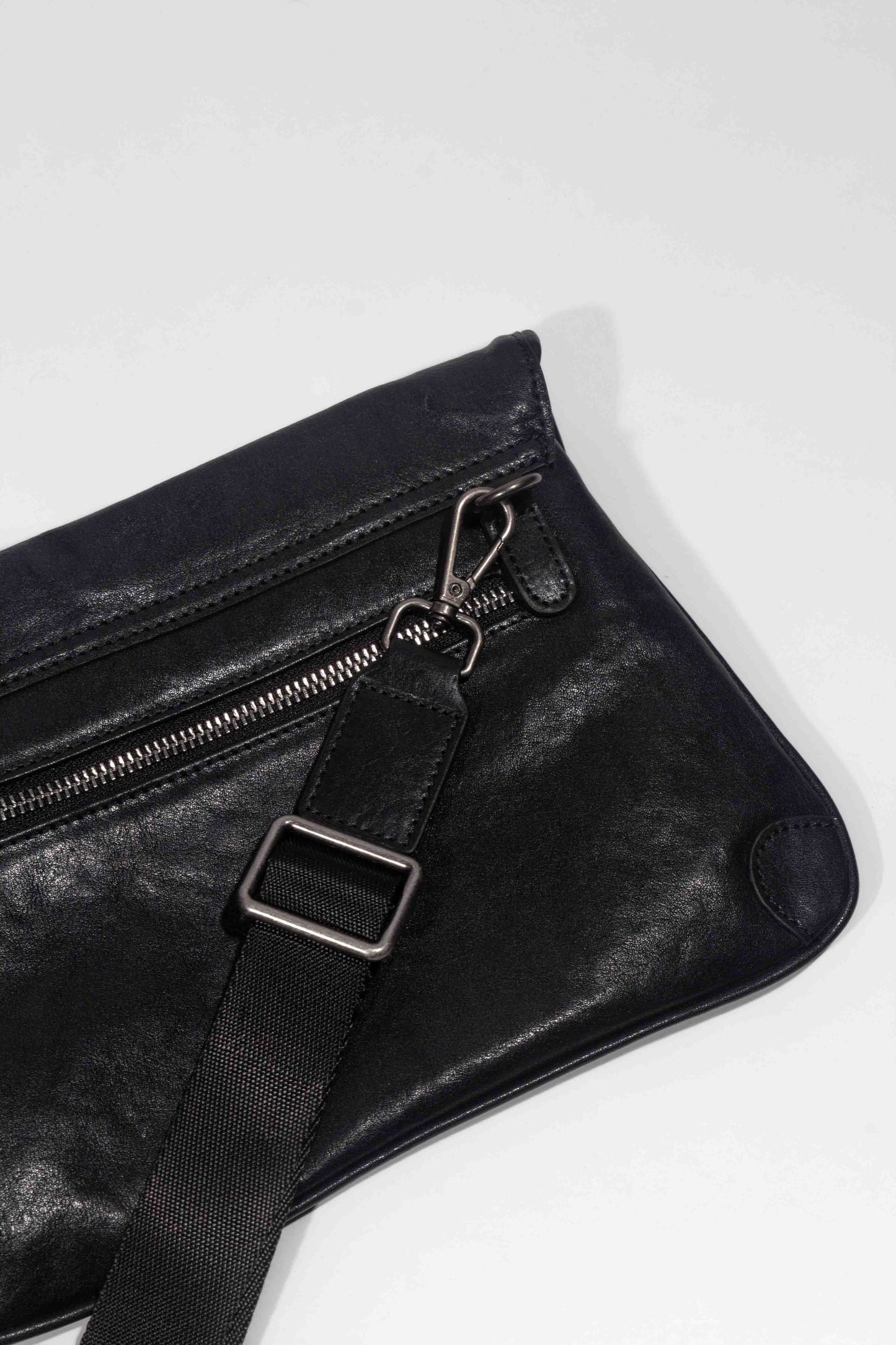 Tas Selempang Kulit - BLSP 8166 BL